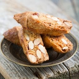 biscotti bagt i en airfryer serveret på skål på et bord