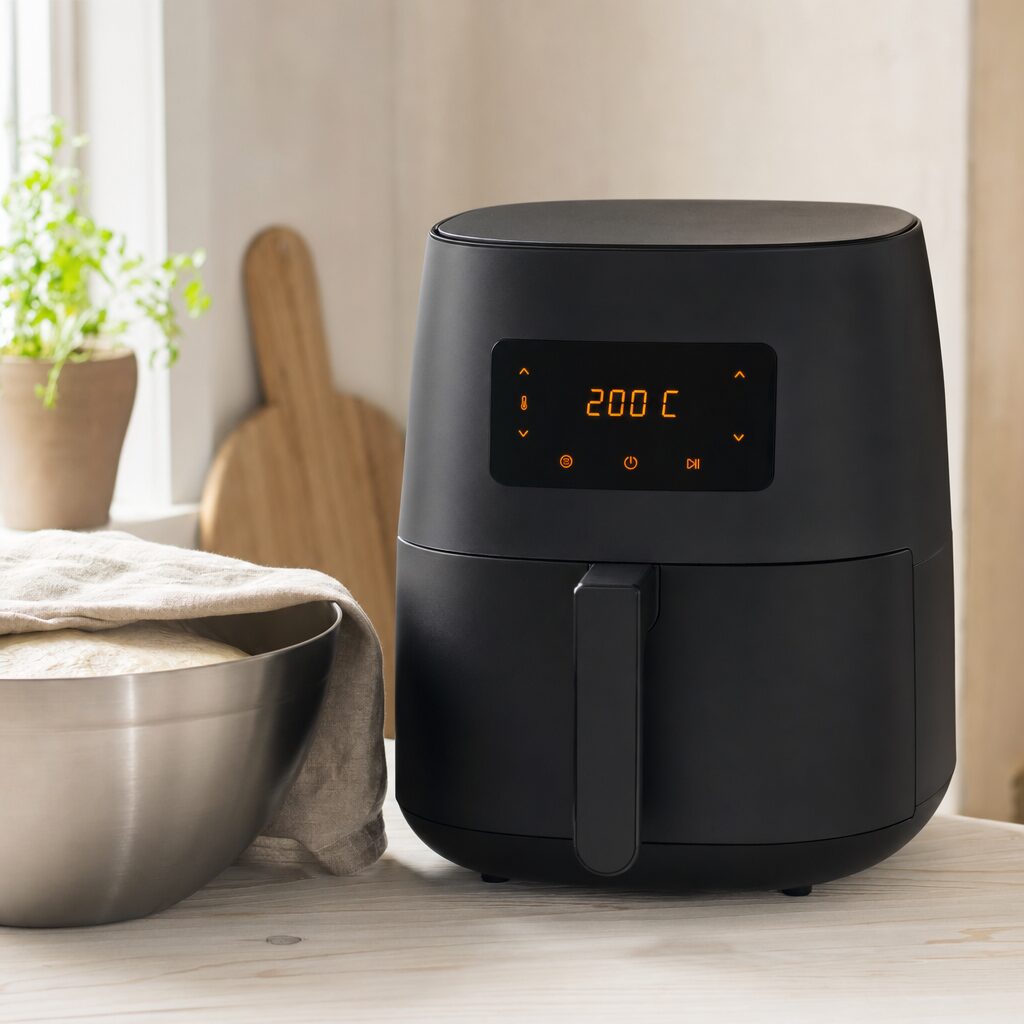Airfryer forvarmes til 200 grader klar til kylling til pitabrød i min airfryer